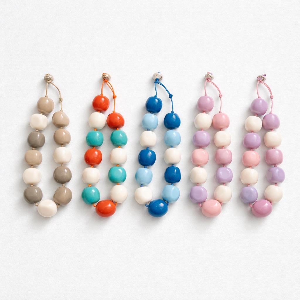 Collana regolabile palle resina colorate 25mm
