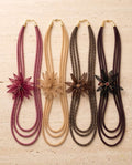 Collana lunga metallo triplo tubo nylon e vetro fiore