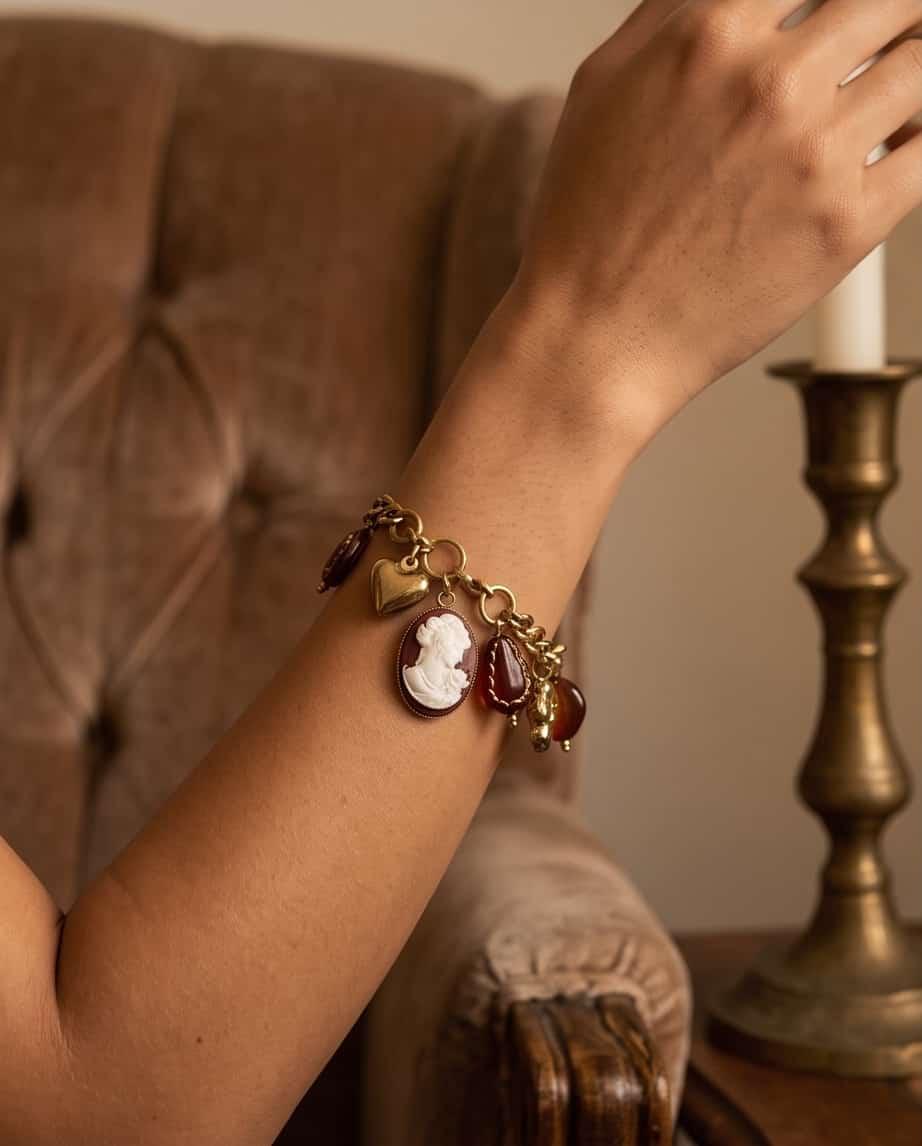 Bracciale regolabile cammeo resina