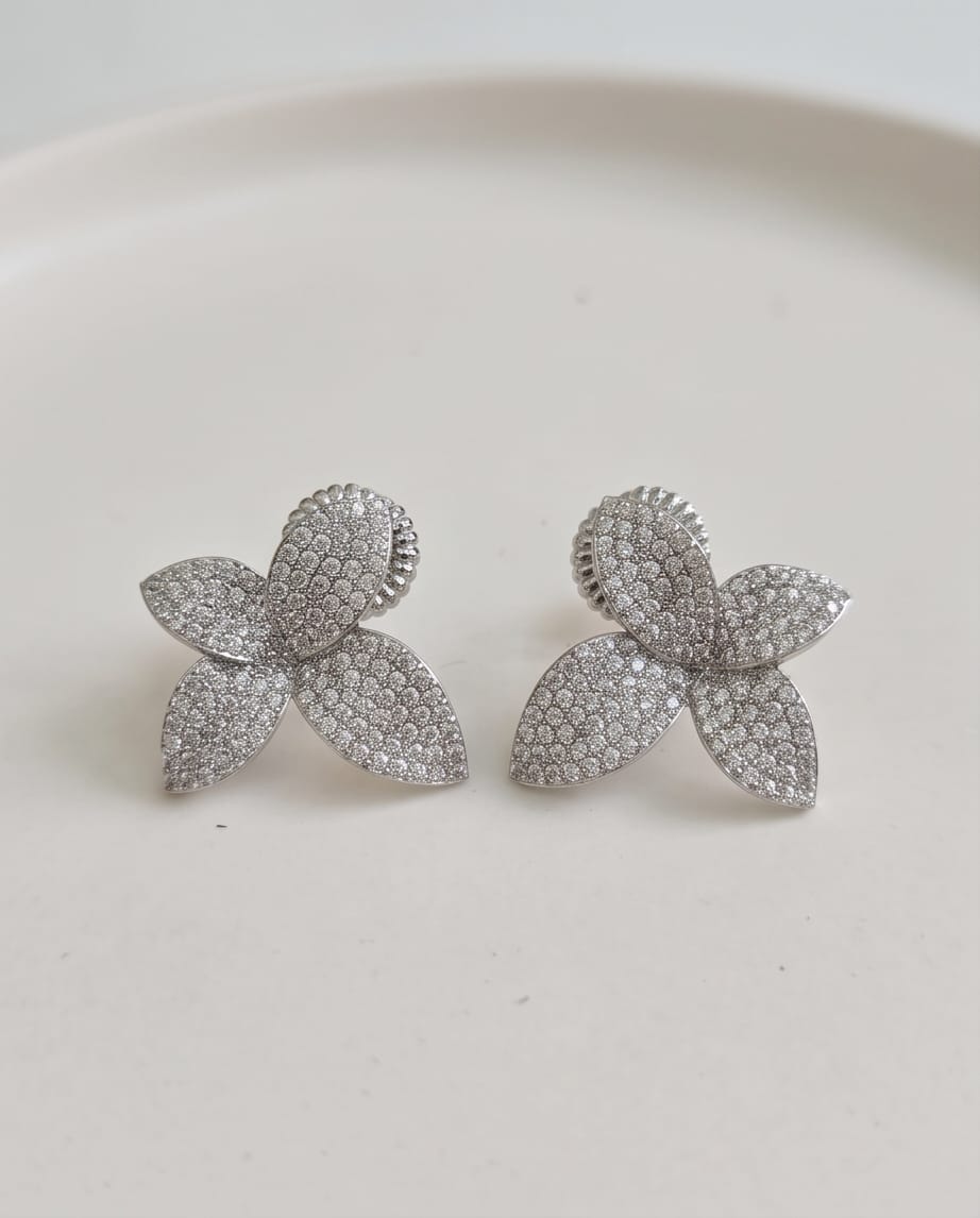 Orecchini lobo metallo fiore strass