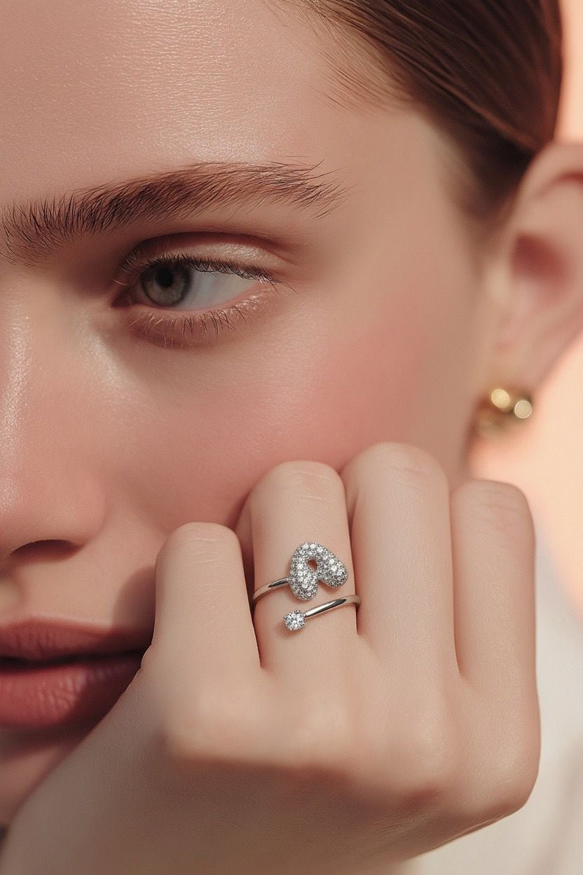 Anello acciaio letterina brillantata bold